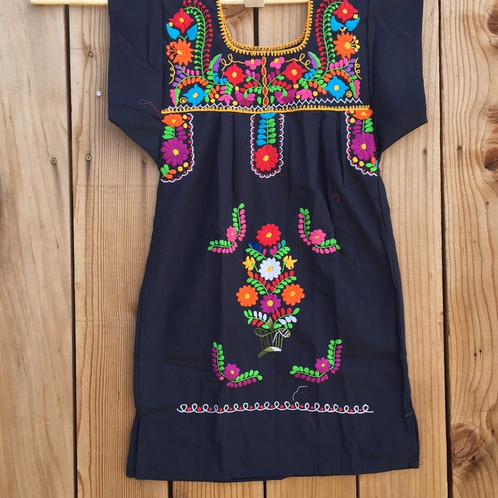 Cute ! Mexican dress embroidered size 8 Years old